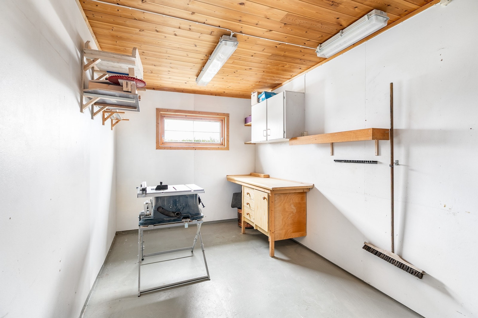 Innenfor garasjen finnes en stor og isolert bod som i dag fyller rollen som hobbyrom/verksted. Galleribilde