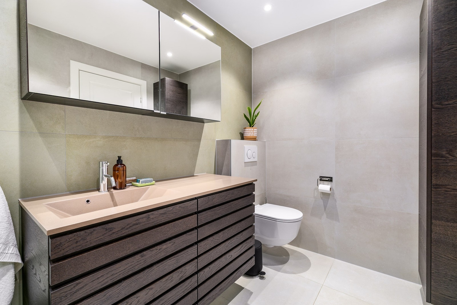 Baderomsmøbler fra Kvik med fronter i heltre eik kombinerer dansk design med funksjonalitet. Galleribilde