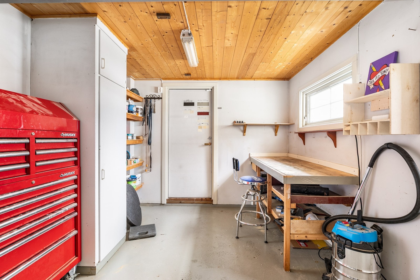 Med adkomst rett fra hagen er den store boden velegnet også for oppbevaring av gressklipper og andre hageredskaper. Galleribilde