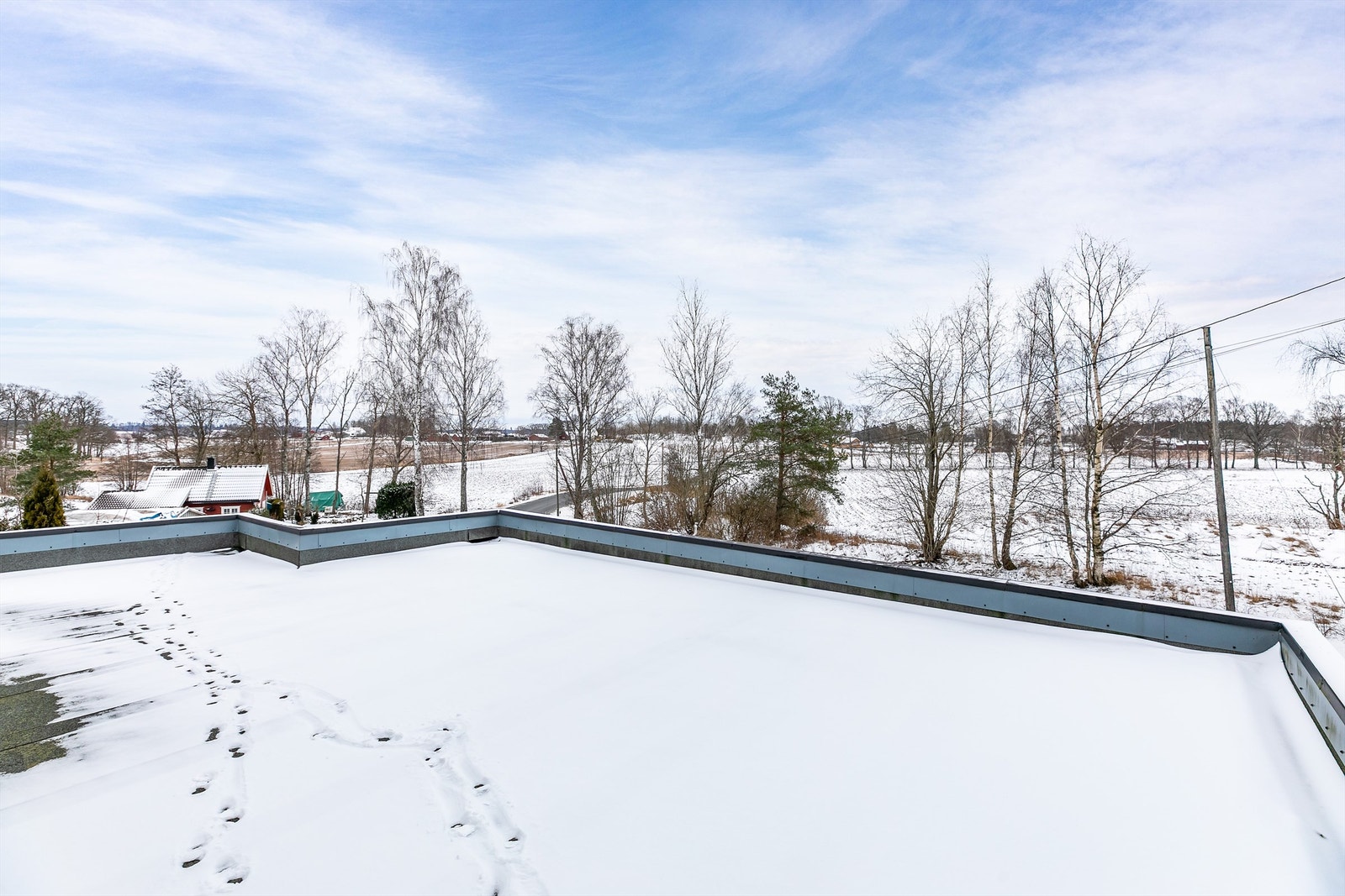 Ute som inne sees fint utsyn til et skiftende landskap. Flere vinduer er skiftet ut i senere år, de nyeste er fra 2021.
Fotograf; Børge Oppegård. Galleribilde