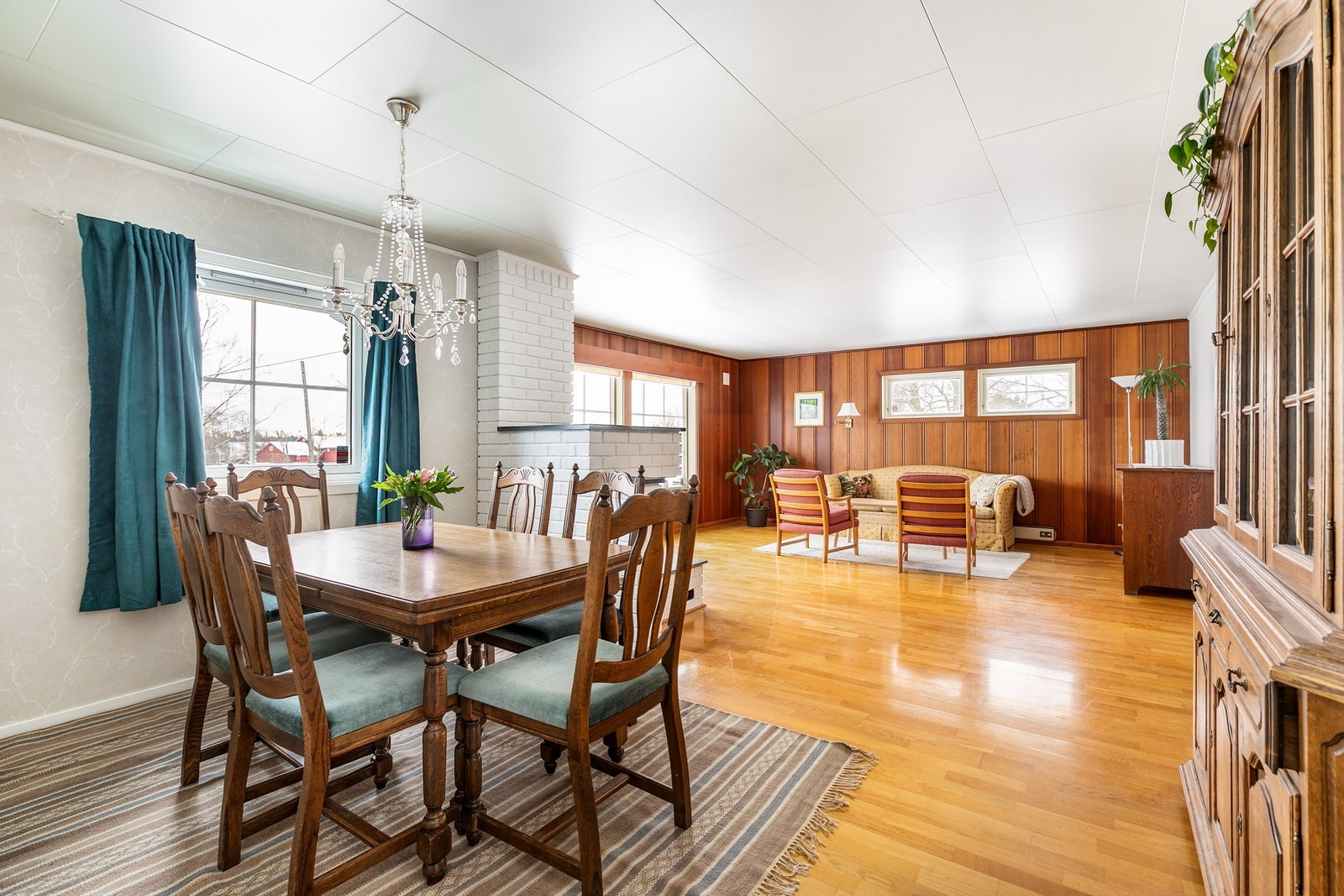 Innvendige overflater er oppgradert i flere omganger siden byggeåret. Ytterligere oppgraderinger og utskiftninger bør påregnes. Galleribilde