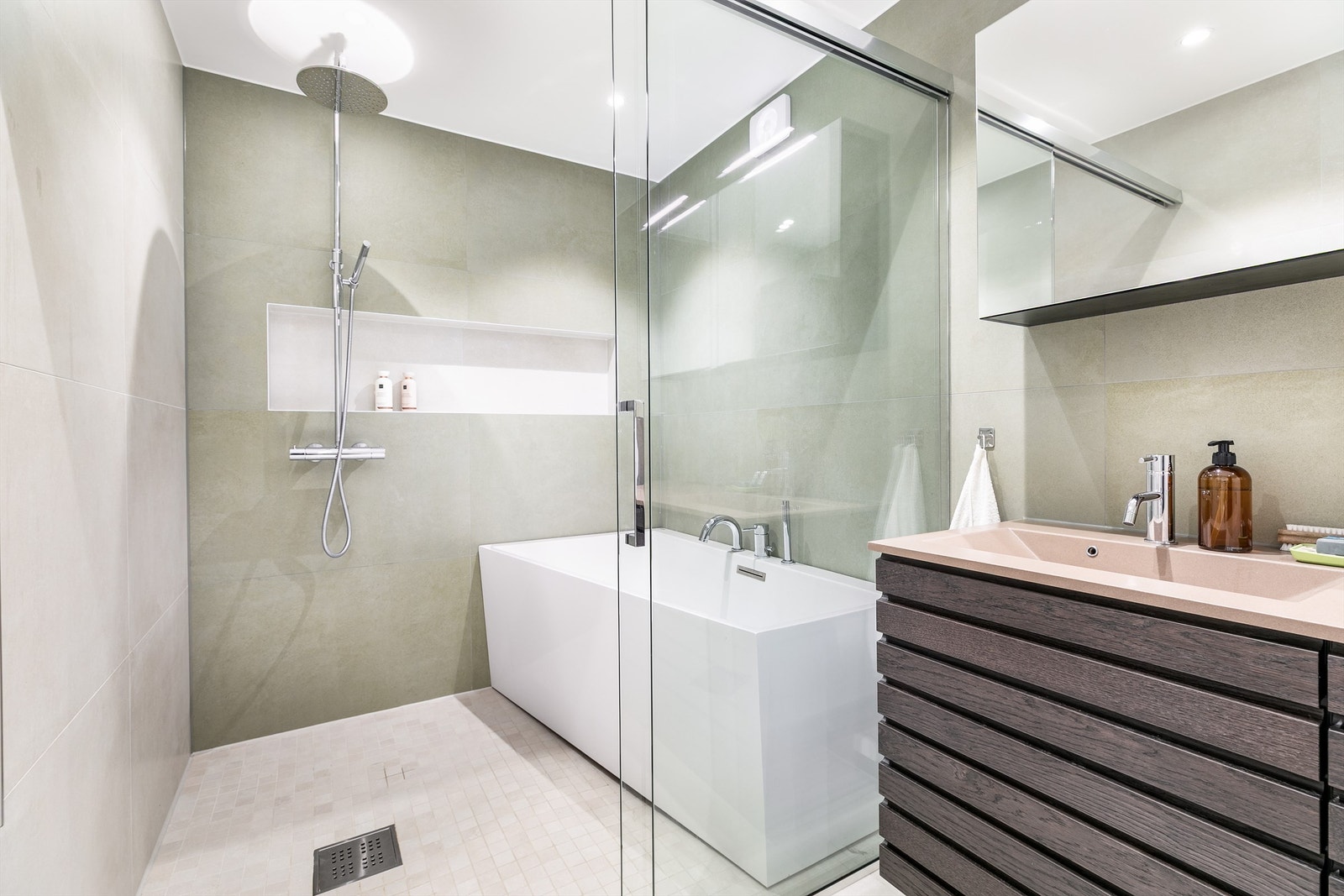 Badet ble i 2025 bygget opp på nytt av fagpersonell. Resultatet er et lekkert og velutstyrt bad med moderne standard. Galleribilde