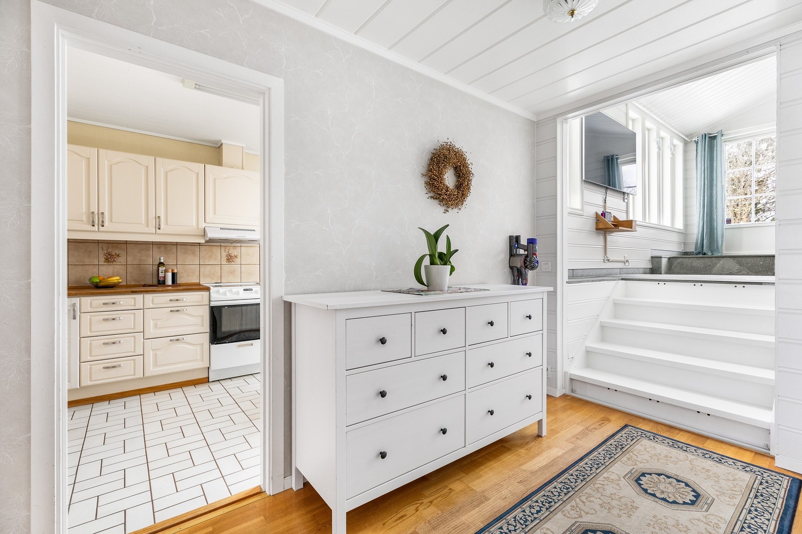 Kjøkkenet er adskilt i eget rom og stort nok for et mindre frokostbord.
På nivået ovenfor finnes blant annet ytterligere en stue. Galleribilde