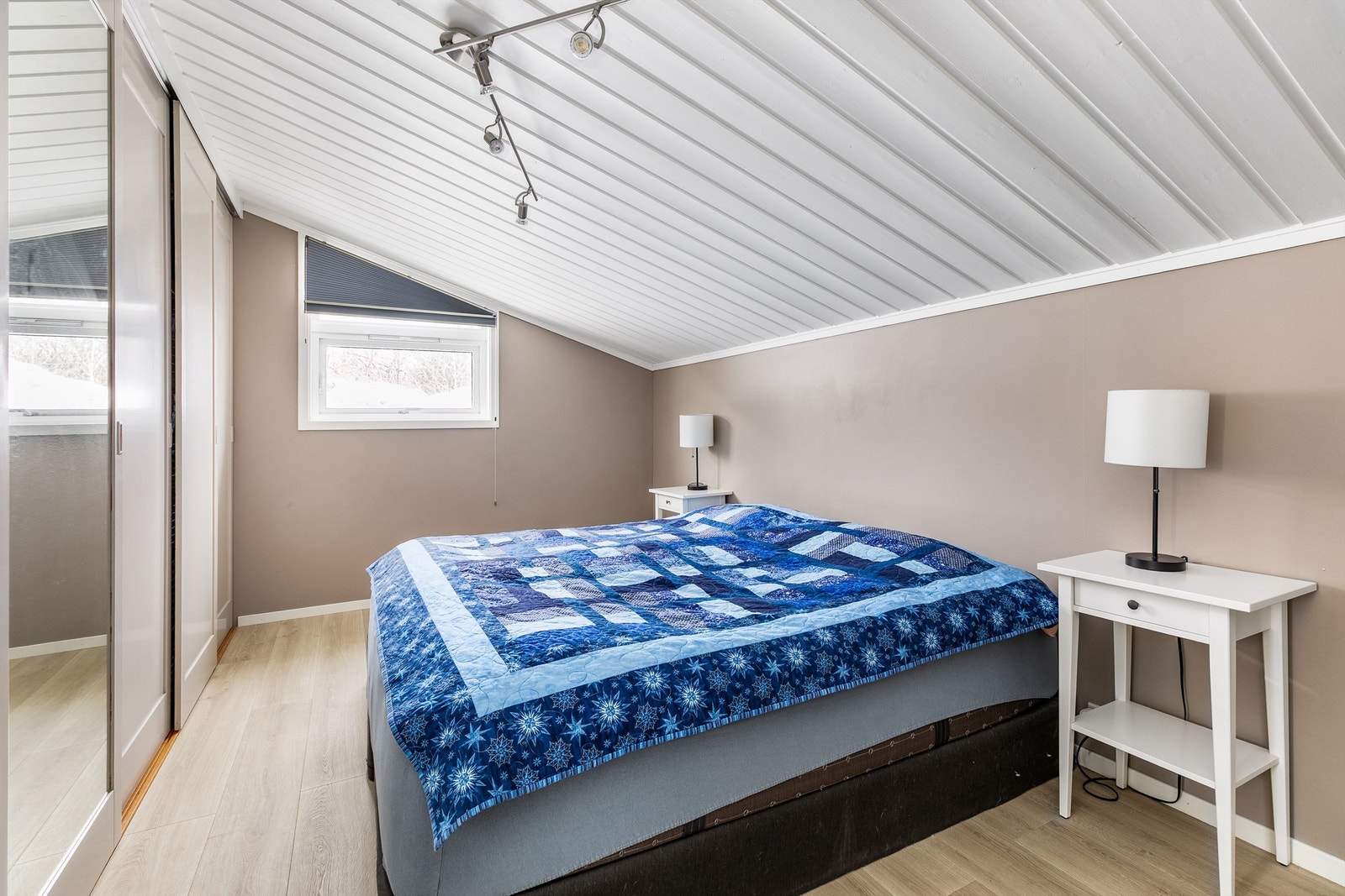 Hovedsoverommets gulvflate er oppmålt til hele 18 kvm., inkludert flaten i den store skyvedørsgarderoben som oppbevarer klærne lett tilgjengelig. Galleribilde