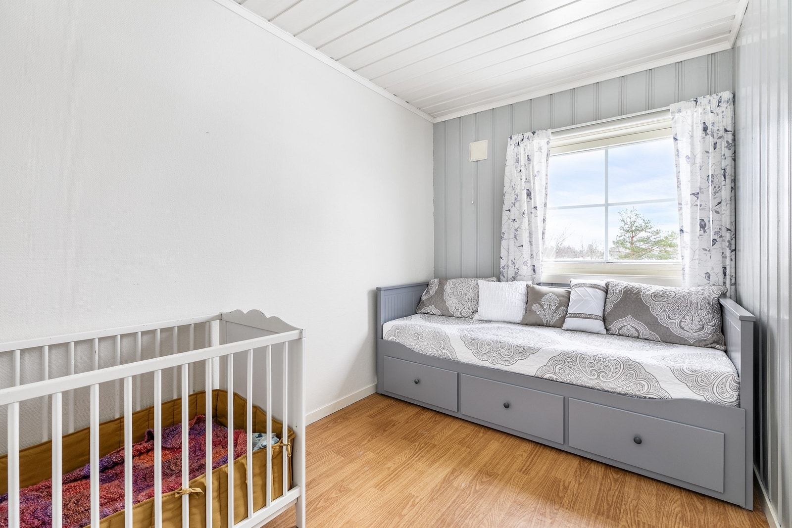 Dette og tilstøtende rom er begge velfungerende barnerom. Galleribilde