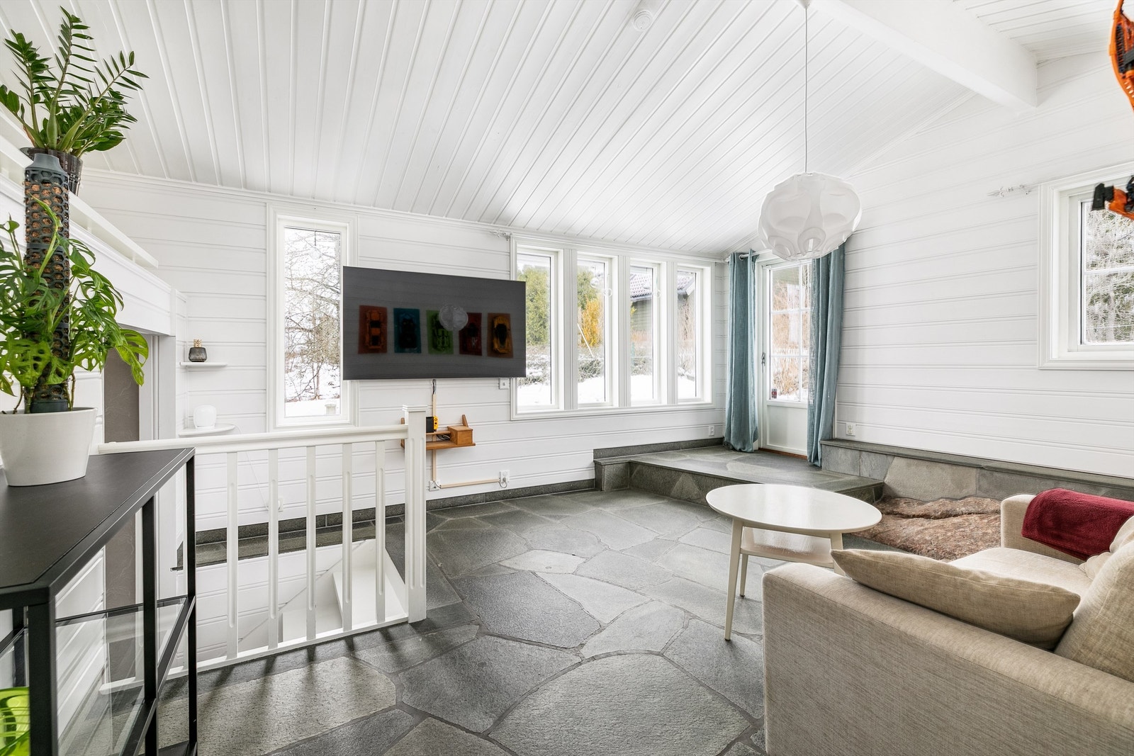 Stuen på øvre nivå passer utmerket som TV-stue. Høy himling kombinert med vinduer mot både syd og vest skaper en luftig og åpen romfølelse. Galleribilde