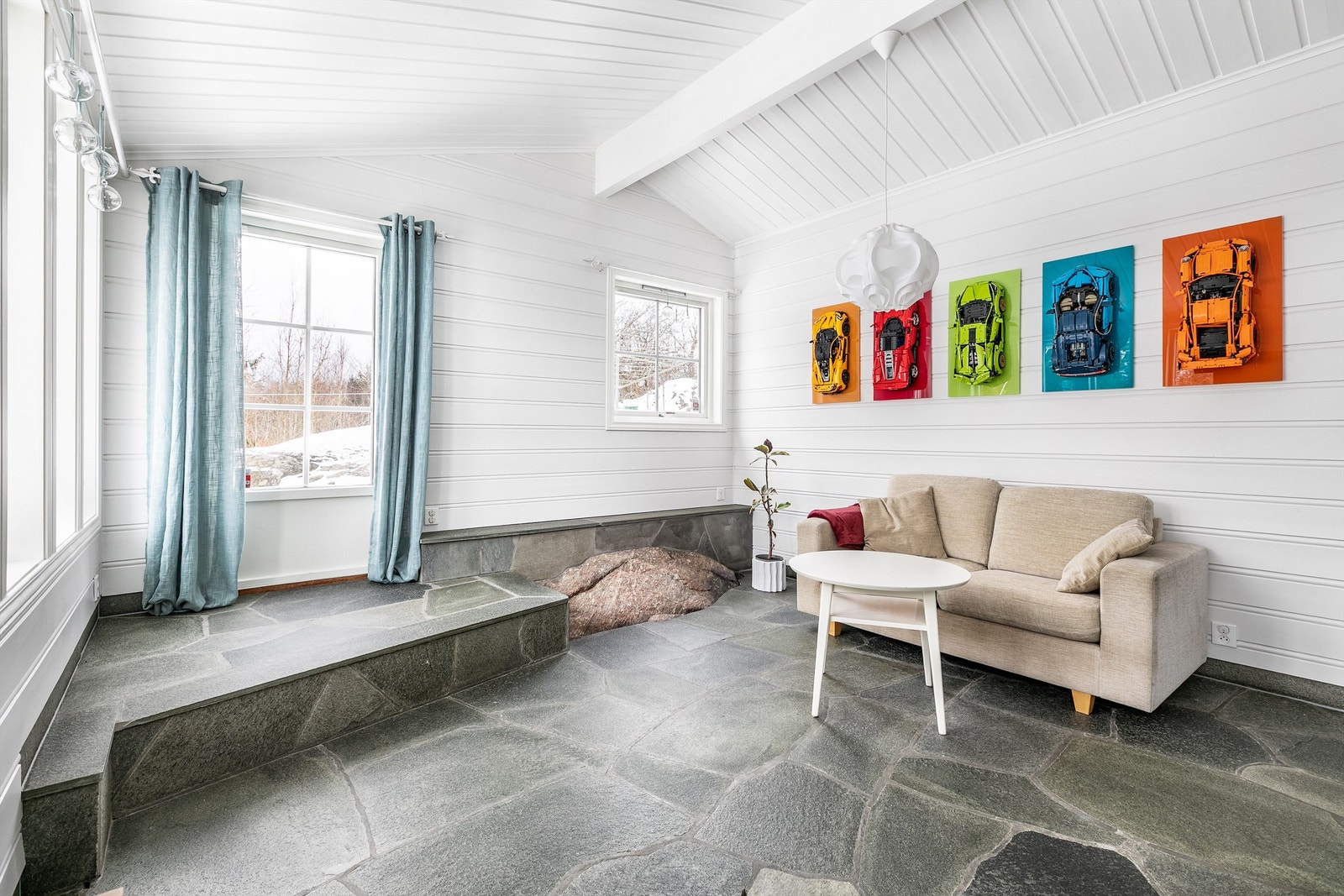 Denne stuen har innslag av barfjell og kalles gjerne for "Fjellstua".
Døren gir tilgang til den vestre terrassen. Galleribilde