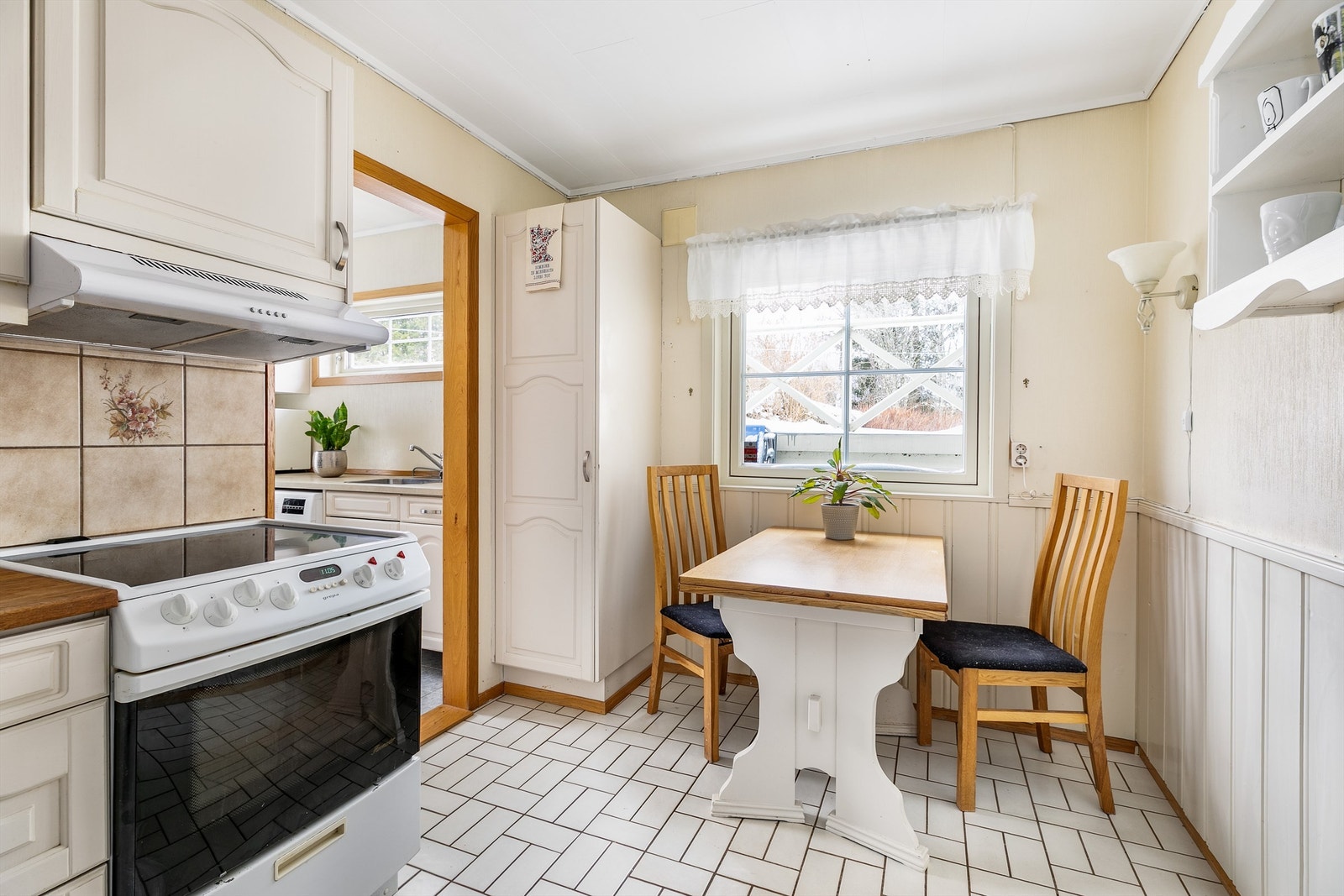 Innenfor kjøkkenet finnes boligens vaskerom, som i tillegg har utvendig adkomst fra inngangspartiet. Begge har elektrisk gulvvarme. Galleribilde