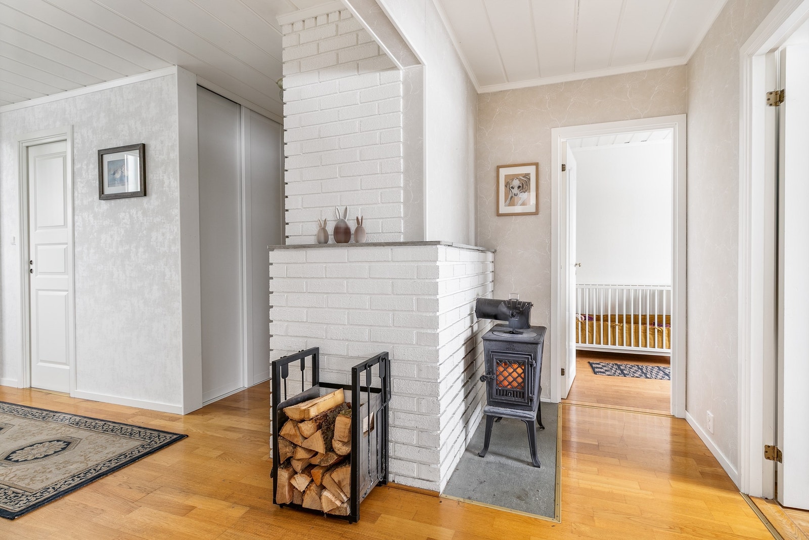 Boligen har to elementpiper fra byggeåret. Brennbart materiale må fjernes, et forhold som isolert er gitt TG 3. I denne gangen er også luft-luft varmepumpe fra 2009 montert. Galleribilde