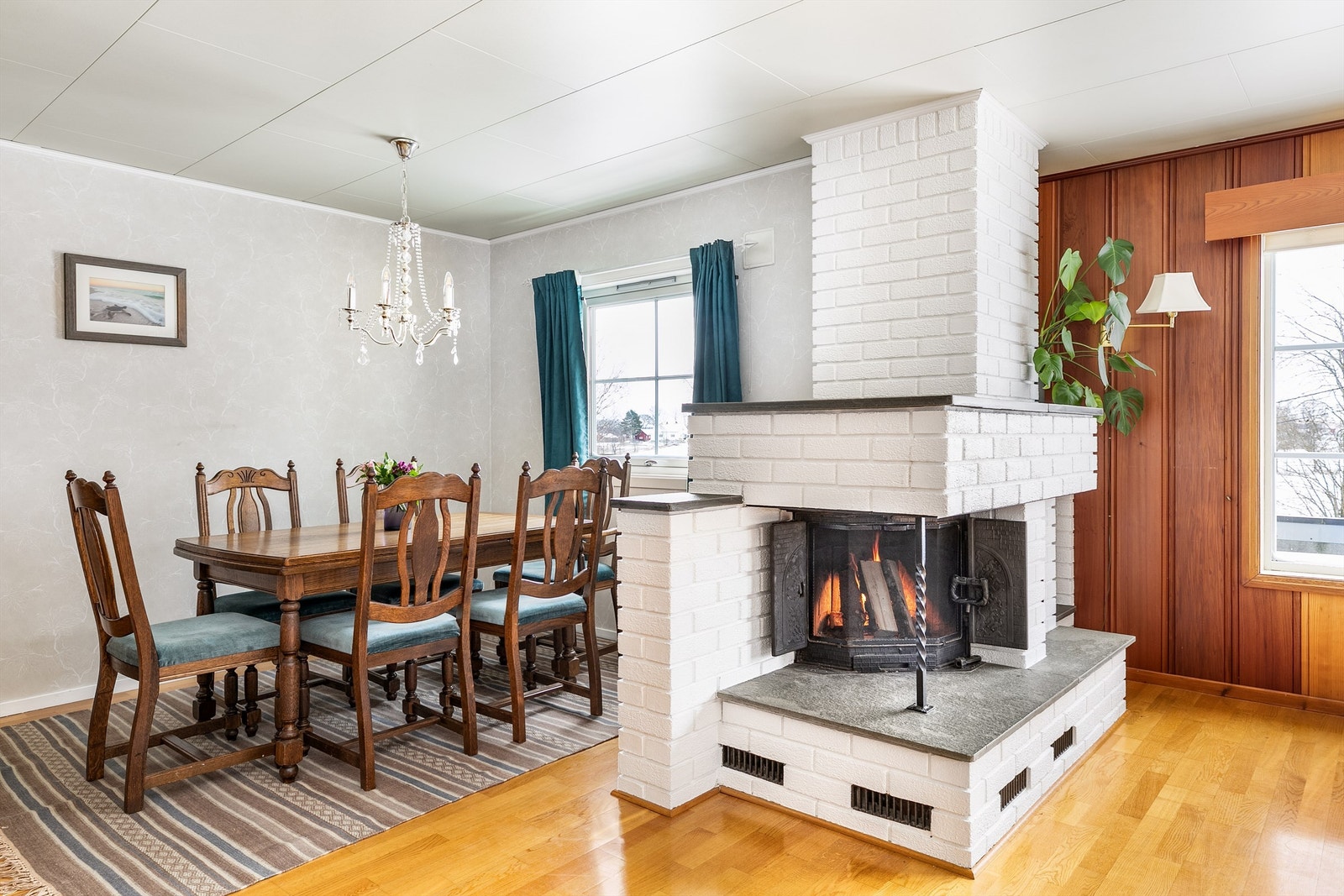 I hovedstuen er det god plass til to større sittegrupper. Peisen midt i rommet er et stemningsfremmende følge til både sofakroken og spisebordet. Galleribilde