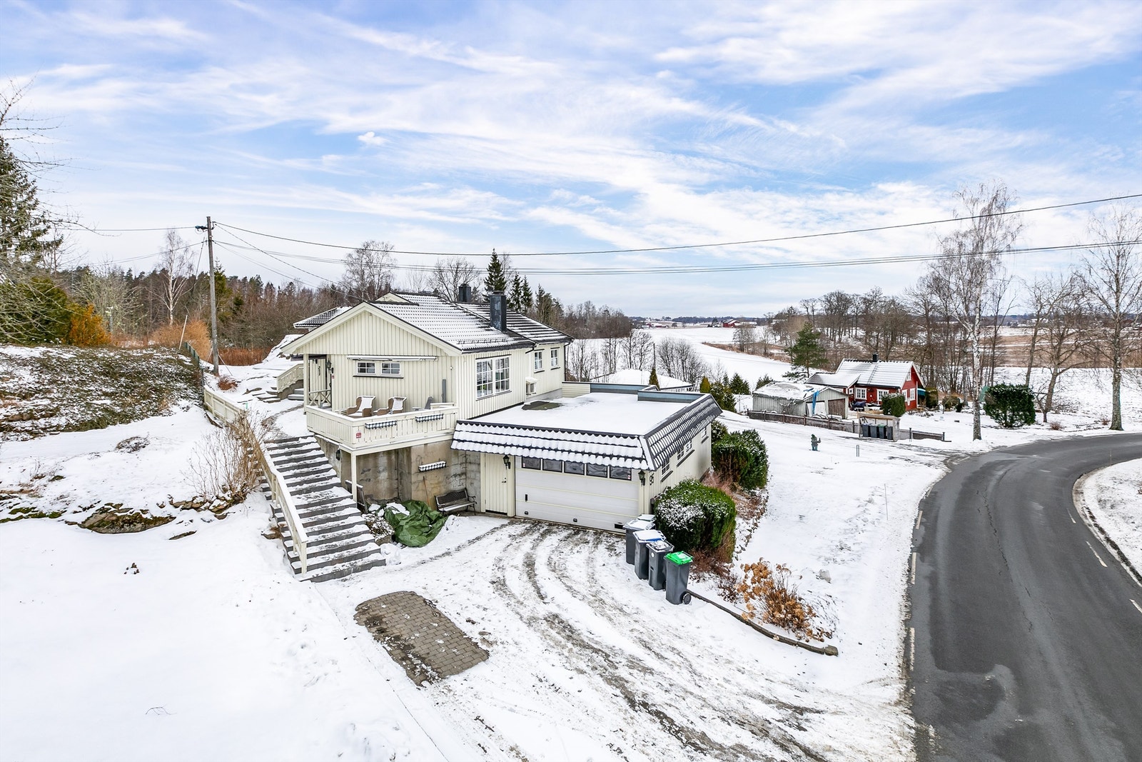 Garasjen ble tilbygget boligen i 1987. Rundt inngangspartiet finnes solfylte terrasser vendt mot syd og vest. Galleribilde