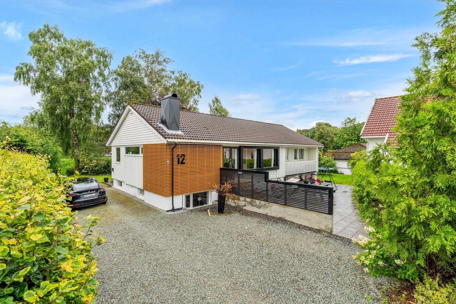 Innkjørsel og p-plass med elbillader Galleribilde