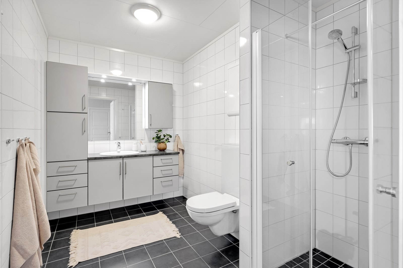 Pent, komplett flislagt bad med moderne og praktiske innredninger. Galleribilde