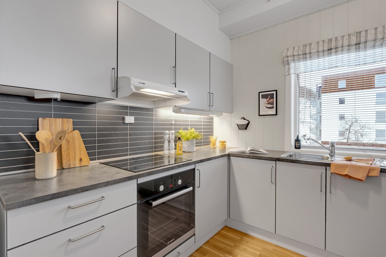 Stort kjøkken med rikelig skap- og benkeplass, samt plass til tilknyttet spisegruppe. Galleribilde