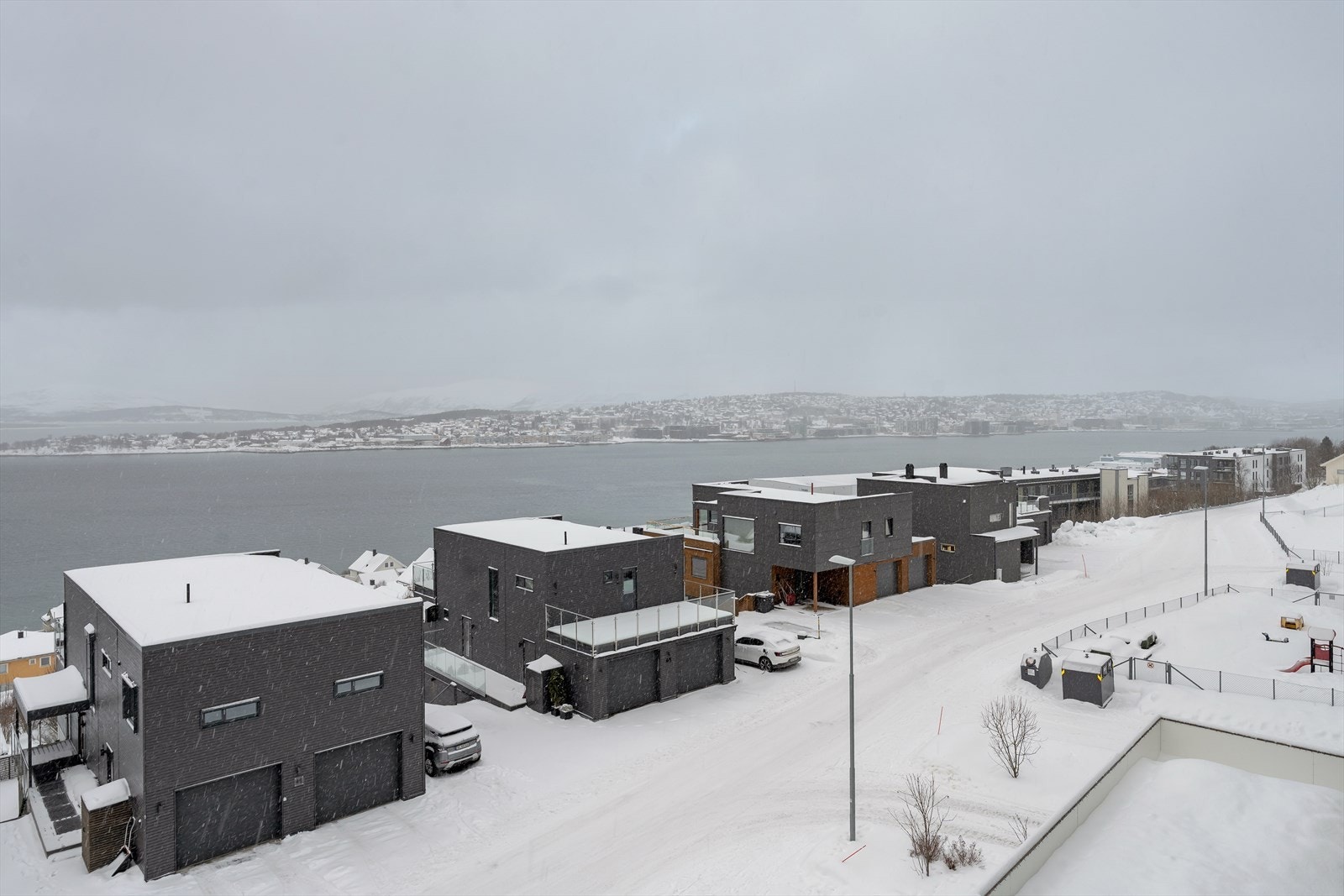 Flott utsikt mot nordvest over sundet til Tromsøya med fjellene på Kvaløya i bakgrunnen. Galleribilde