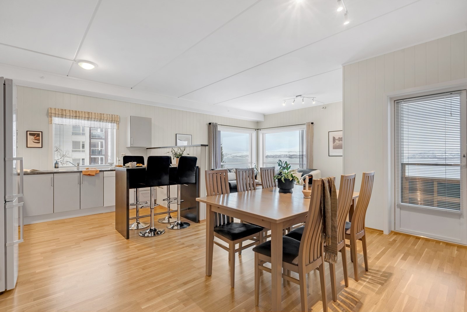 Stue og kjøkken i åpen løsning som gir en sosial og innbydende stemning i boligen. Galleribilde