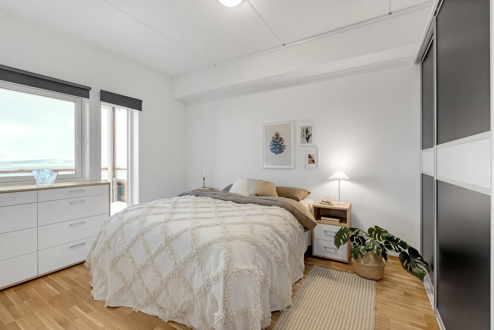 Romslig hovedsoverom med god plass til stor seng og annet ønsket møblement. Galleribilde