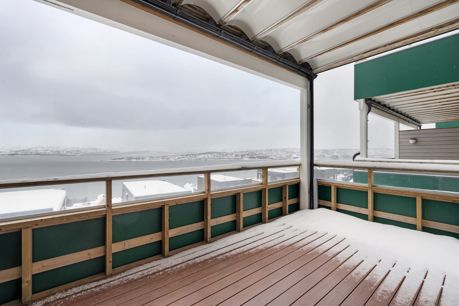 Her har du god plass til ønsket utemøblement. Galleribilde