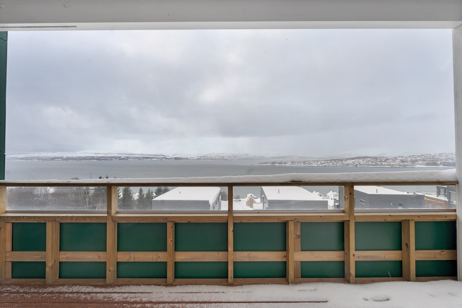 Stor, takoverbygd balkong, med flott utsikt og optimale solforhold! Galleribilde