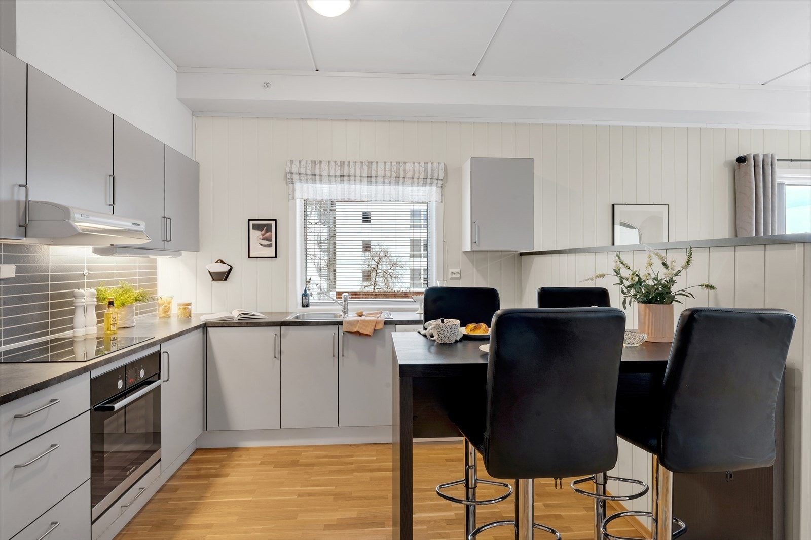 Boligen har balansert ventilasjon og vannbåren varme som sikrer det perfekte inneklima året rundt. Galleribilde