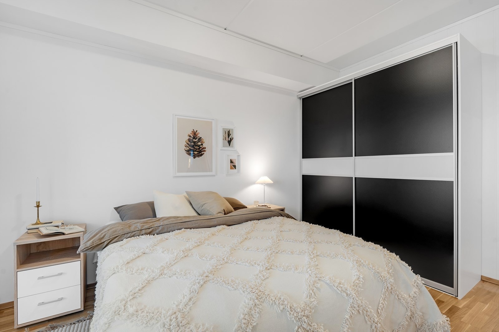 Soverommet er innredet med skyvedørsgarderobe. Galleribilde