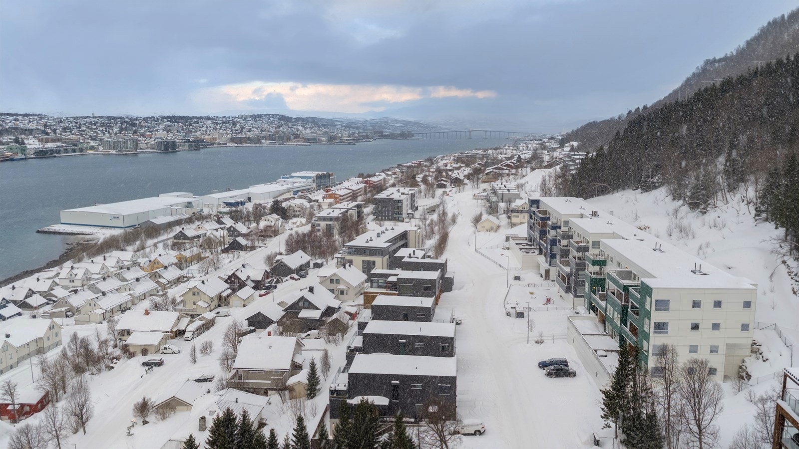 Blokken befinner seg øverst i boligfeltet på Midtre Kaldslett, ca. 5 km fra Sentrum. Barnevennlig og attraktiv beliggenhet i blindgate! Galleribilde