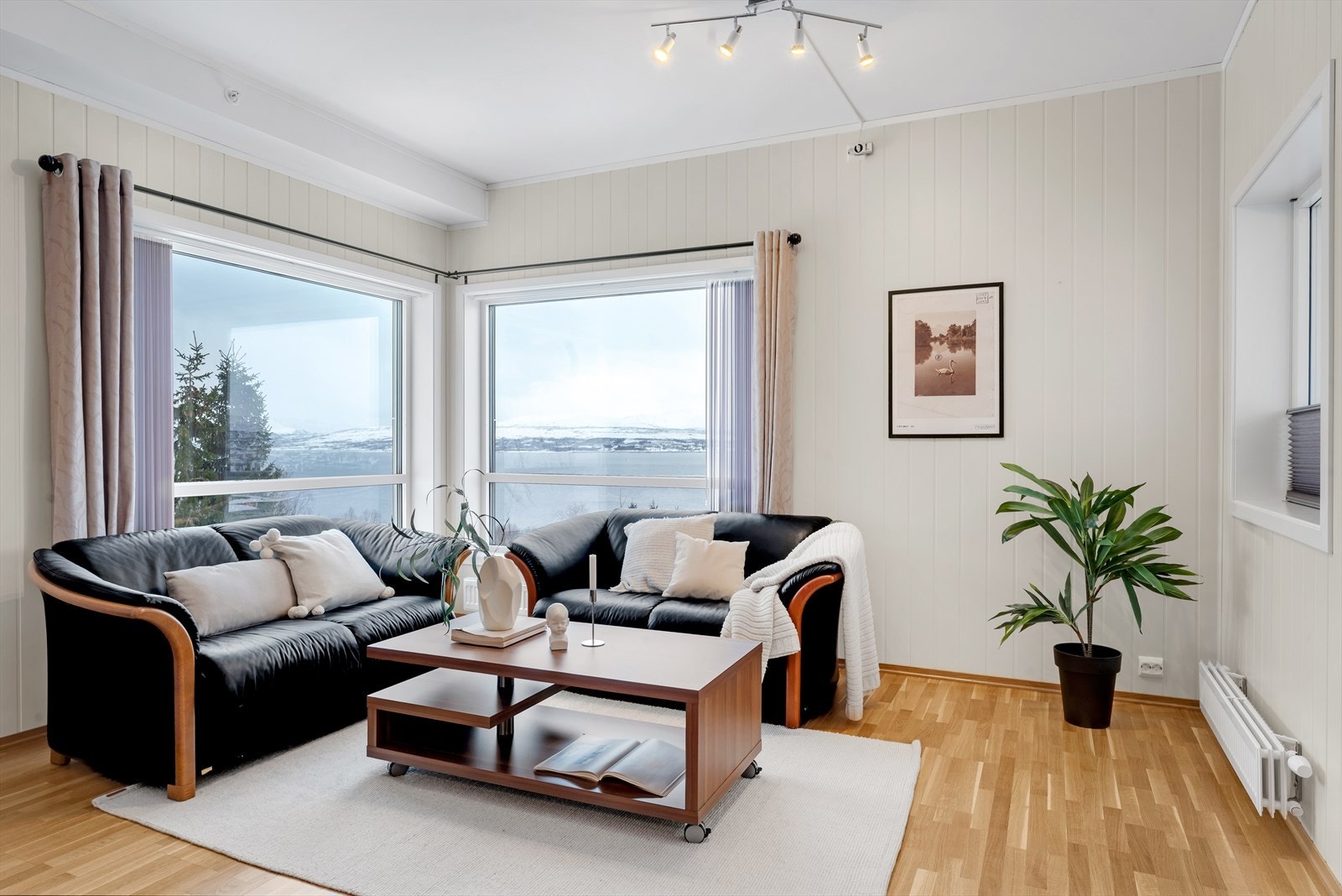 Stuen har rikelig naturlig lysinnslipp fra store vindusflater med flott sjøutsikt! Galleribilde