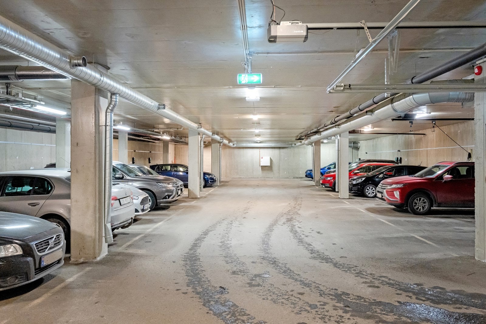 Parkeringsplass i felles garasjeanlegg. Tilrettelagt for montering av elbillader. Galleribilde