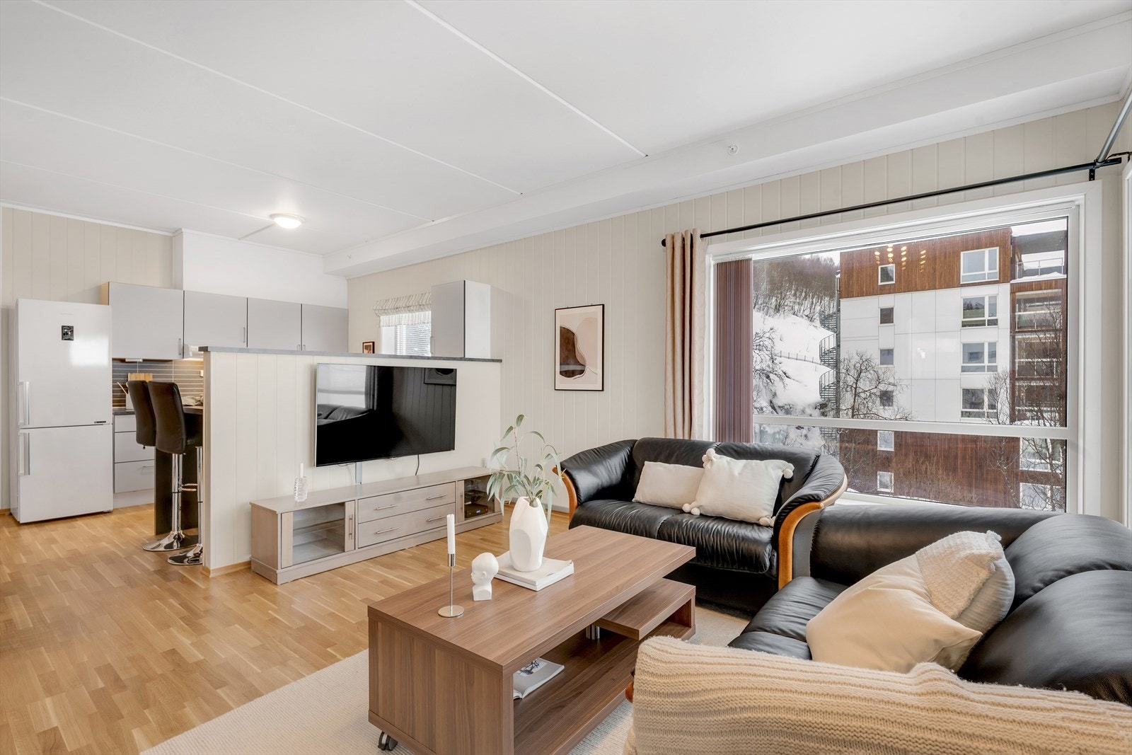 Romslig og attraktiv 4-roms med garasje, stor balkong med optimale solforhold, barnevennlig beliggenhet, og IN-ordning på fellesgjeld! Galleribilde