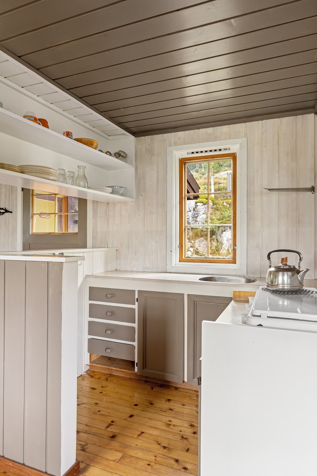 Kjøkkenet er stedsbygd med funksjonelle løsninger som gjør matlagingen til en sosial aktivitet. Galleribilde