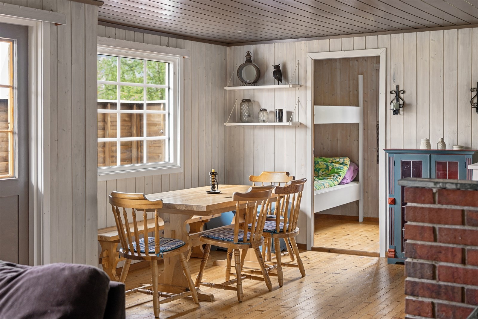 Hyggelig spisekrok eller sted for spill, med plass til hele familien. Galleribilde
