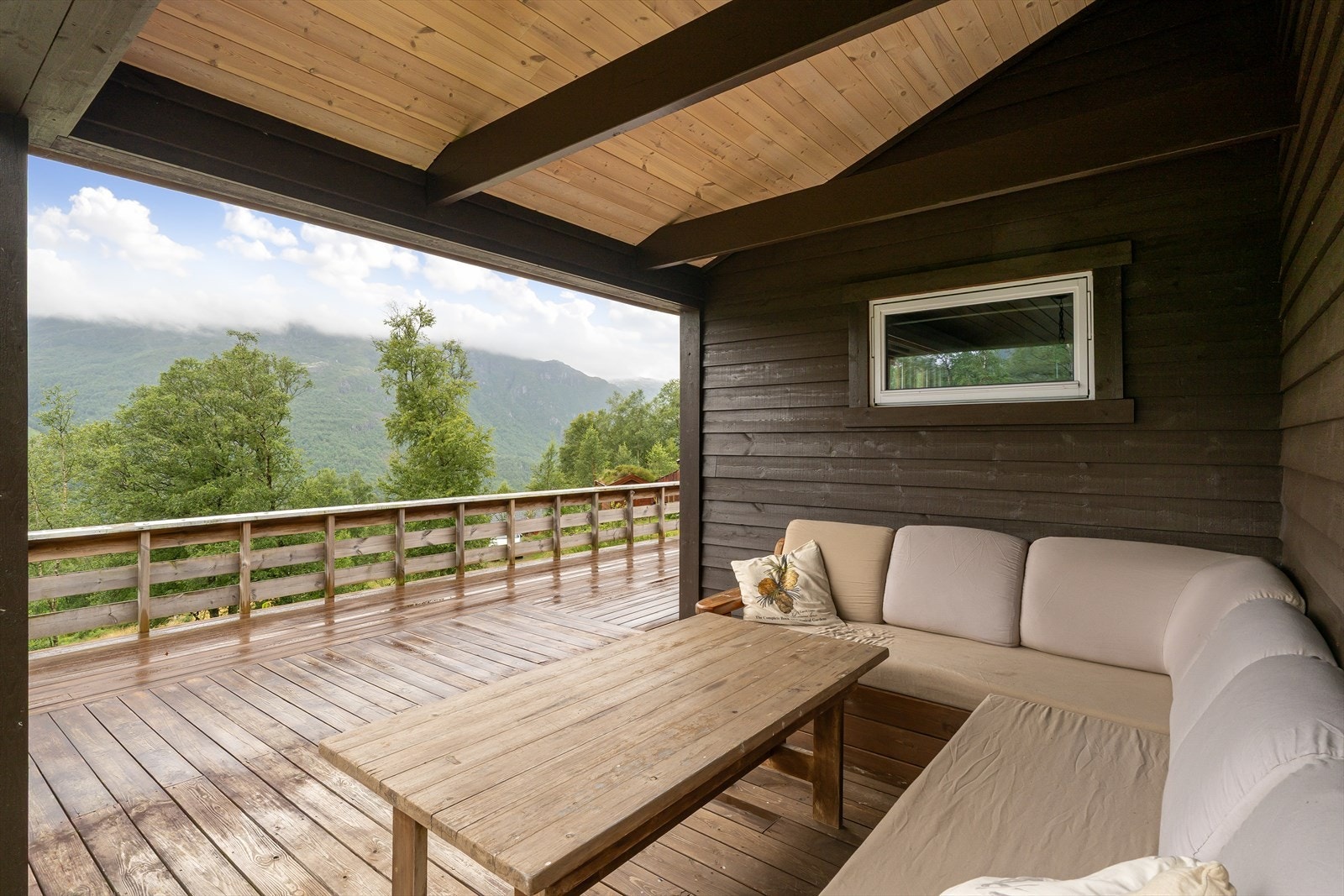 Her kan du sitte under tak og nyte lange sommersdager og gode vinterdager! Galleribilde