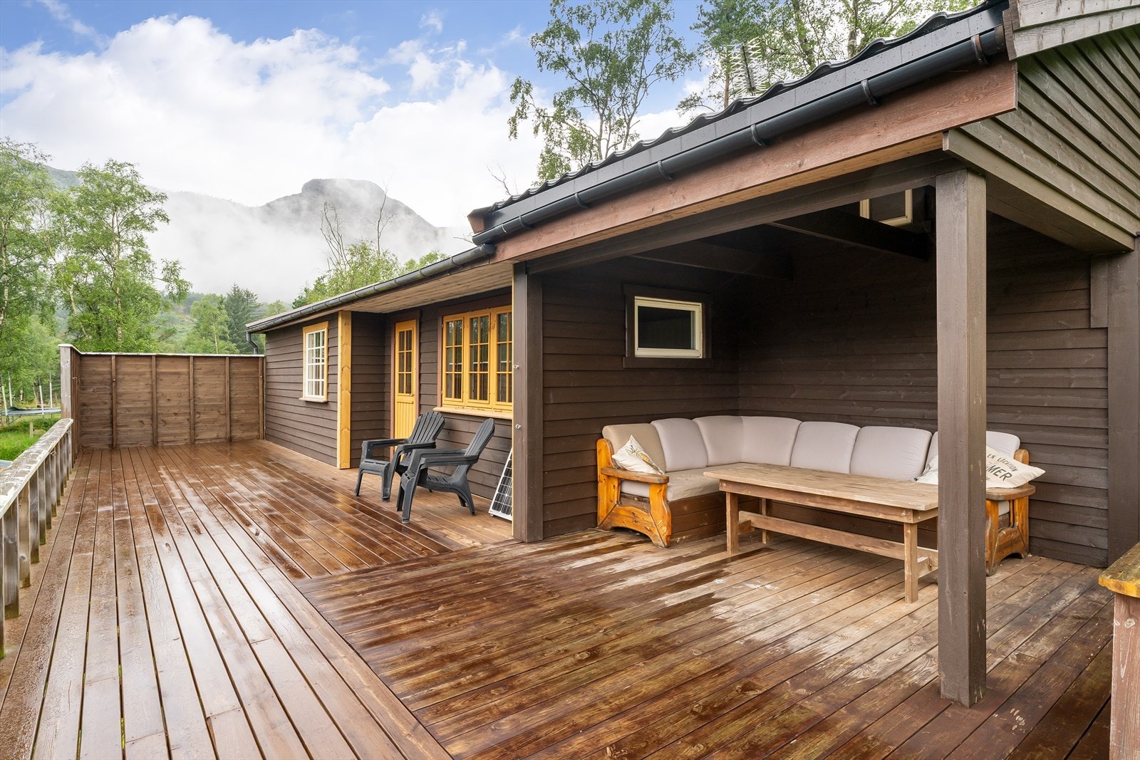 Stor terrasse med plass flere hyggelige sittegrupper. Galleribilde