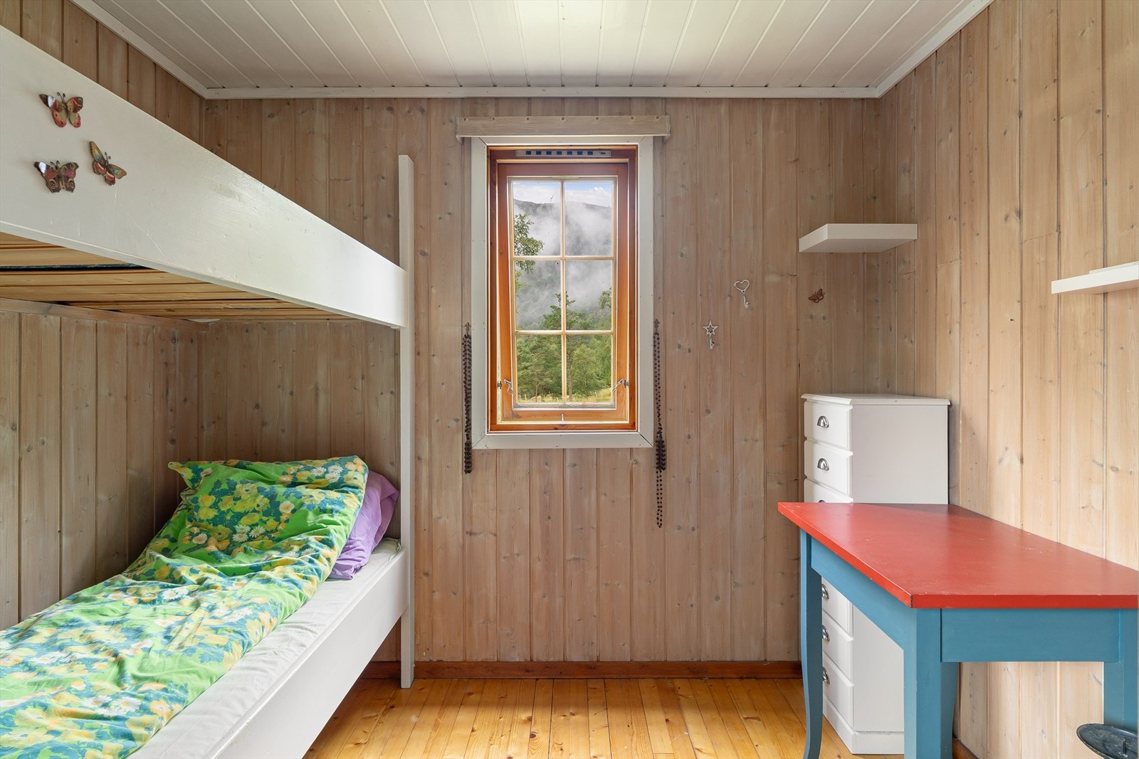 Soverom 2 med stedsbygde senger. Galleribilde