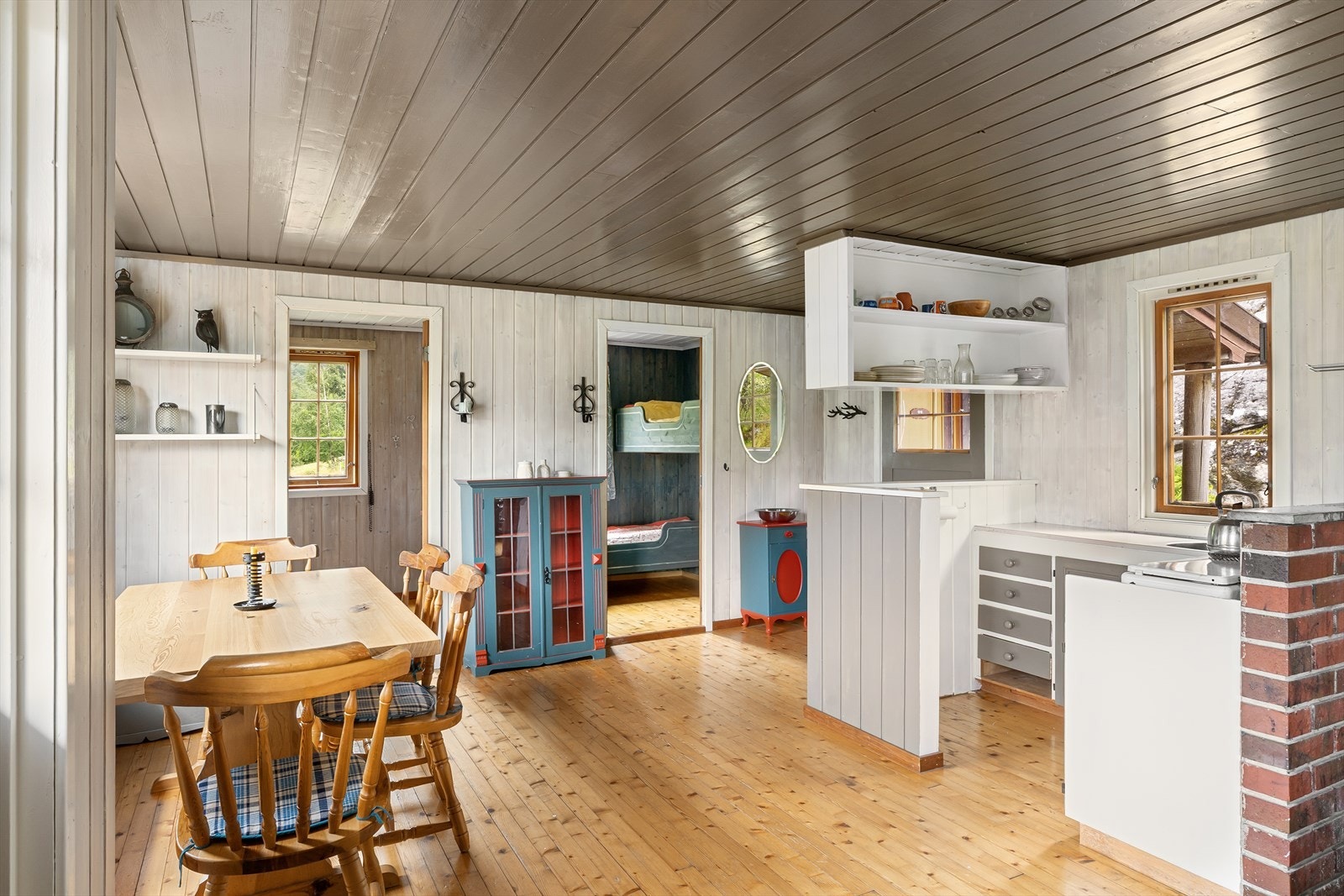 Hytten har en åpen stue/kjøkken-løsning, som gir en romslig og sosial sone for familie og venner Galleribilde