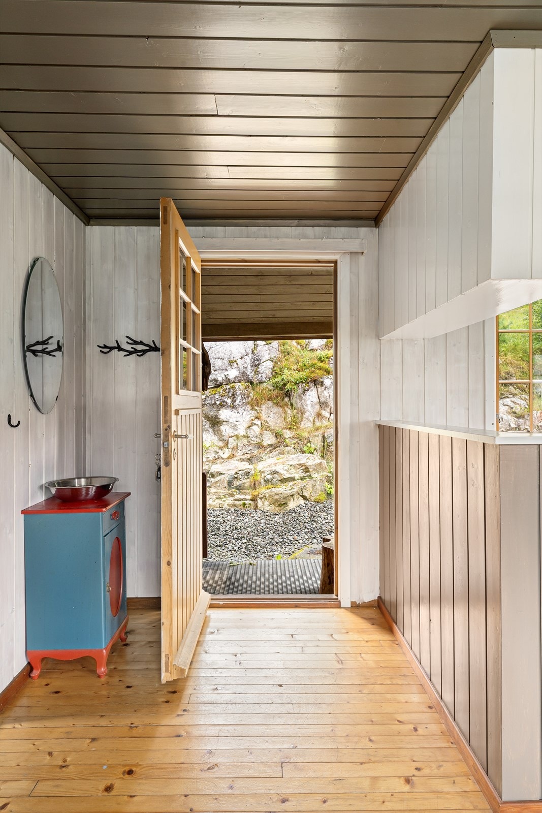 Inngangsparti ved stue/kjøkken. Herfra går det dører inn til 2 av soverommene. Galleribilde