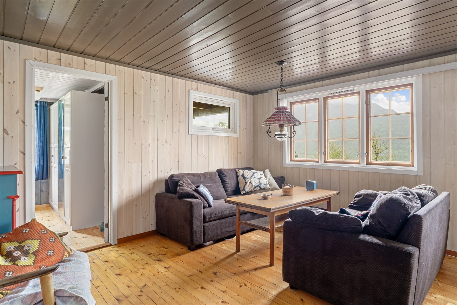 Herlig utsikt fra vinduene som også slipper inn natrulig lys i rommet Galleribilde