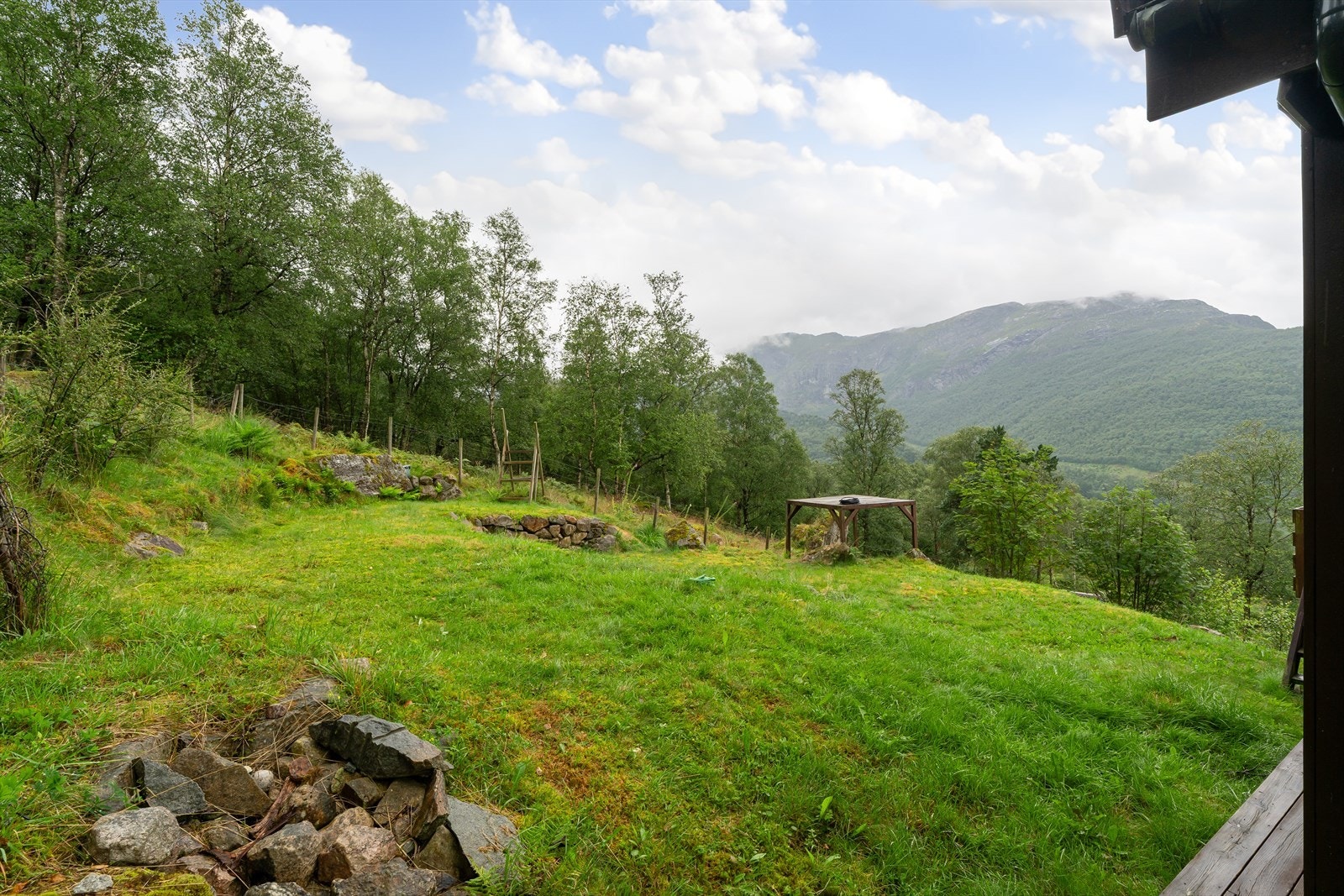 På sommeren finnes det gode bademuligheter ved Giljastølsvatnet eller du kan utforske de kjente lakseelvene i Dirdal og Frafjord Galleribilde