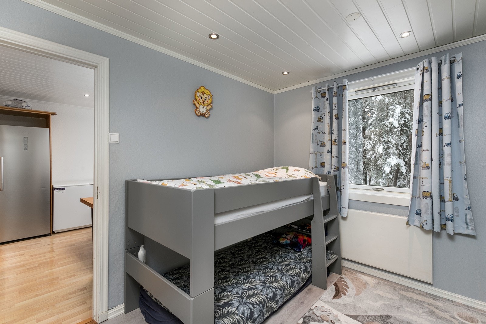 Soverom 2 har malte veggflater, lyspigmentert laminat og stort vindu. Galleribilde