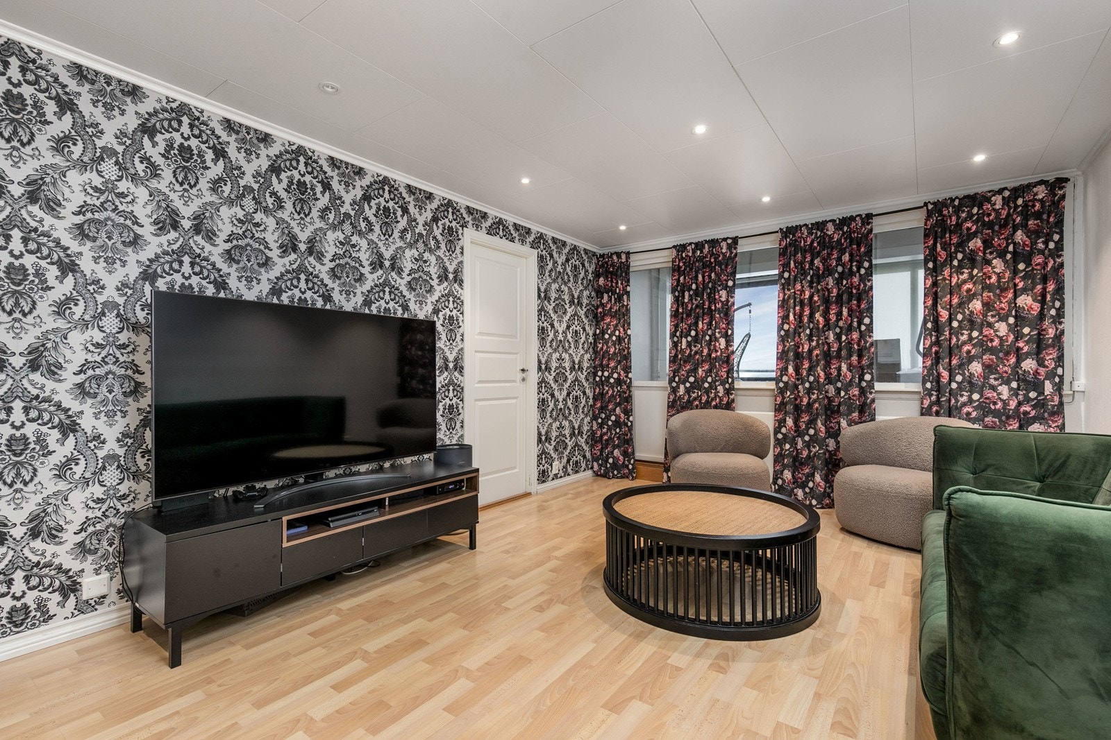 Stuen har god plass til sofagruppe med tilhørende møblement. Grunnpakken for TV-signaler og internett er inkludert i felleskostnadene. Galleribilde