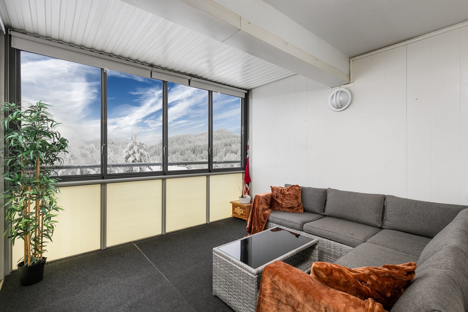 Leiligheten ligger høyt og fritt i byggets 3. etasje med flott utsyn over nærområdet. Boligen har en praktisk planløsning og passer godt for både familier og par. NB: Bildet viser tilsvarende naboleilighet. Galleribilde