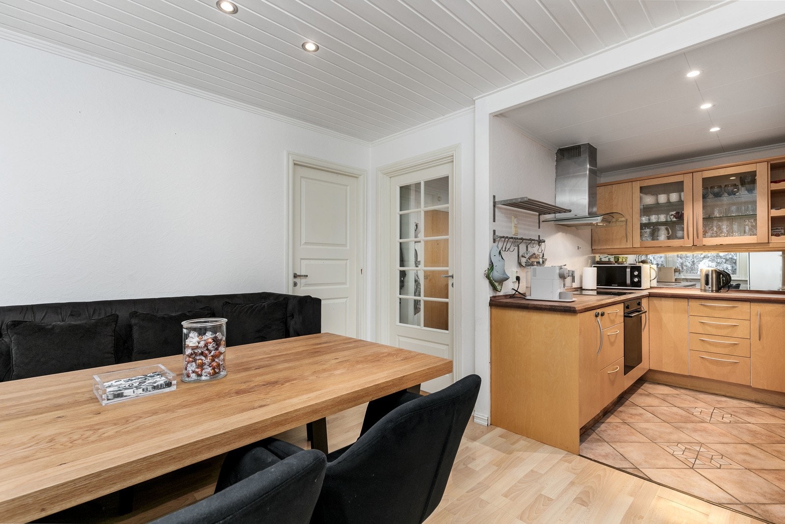 Det er avsatt plass til frittstående kjøleskap. Elektrisk ventilator er montert over kokesonen. Galleribilde