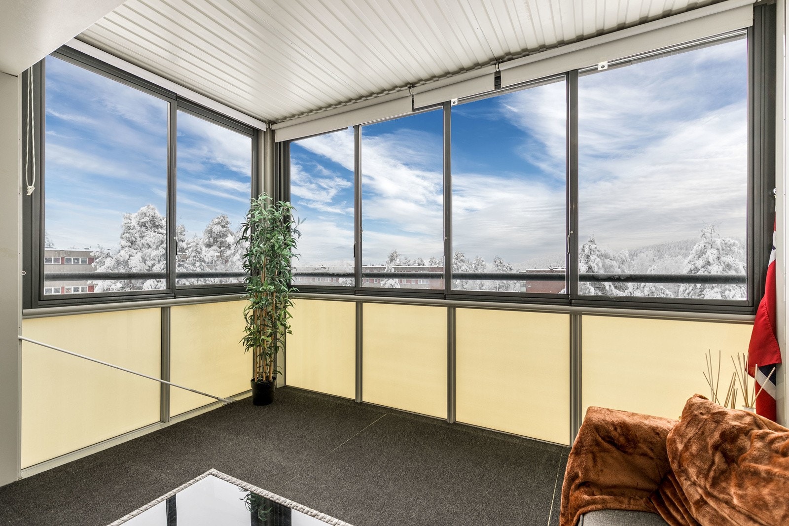 Balkongen ligger høyt og fritt i terrenget med flott utsyn over nærområdet. NB: Bildet viser tilsvarende naboleilighet. Galleribilde