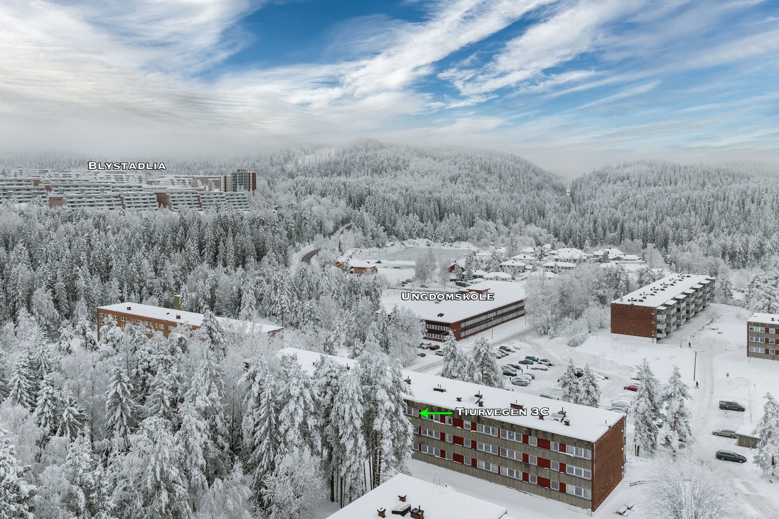 Leiligheten disponerer en fast utvendig parkeringsplass (plass E19) med mulighet for elbillader - Kjøper må selv tegne abonnement gjennom Aneo. Galleribilde