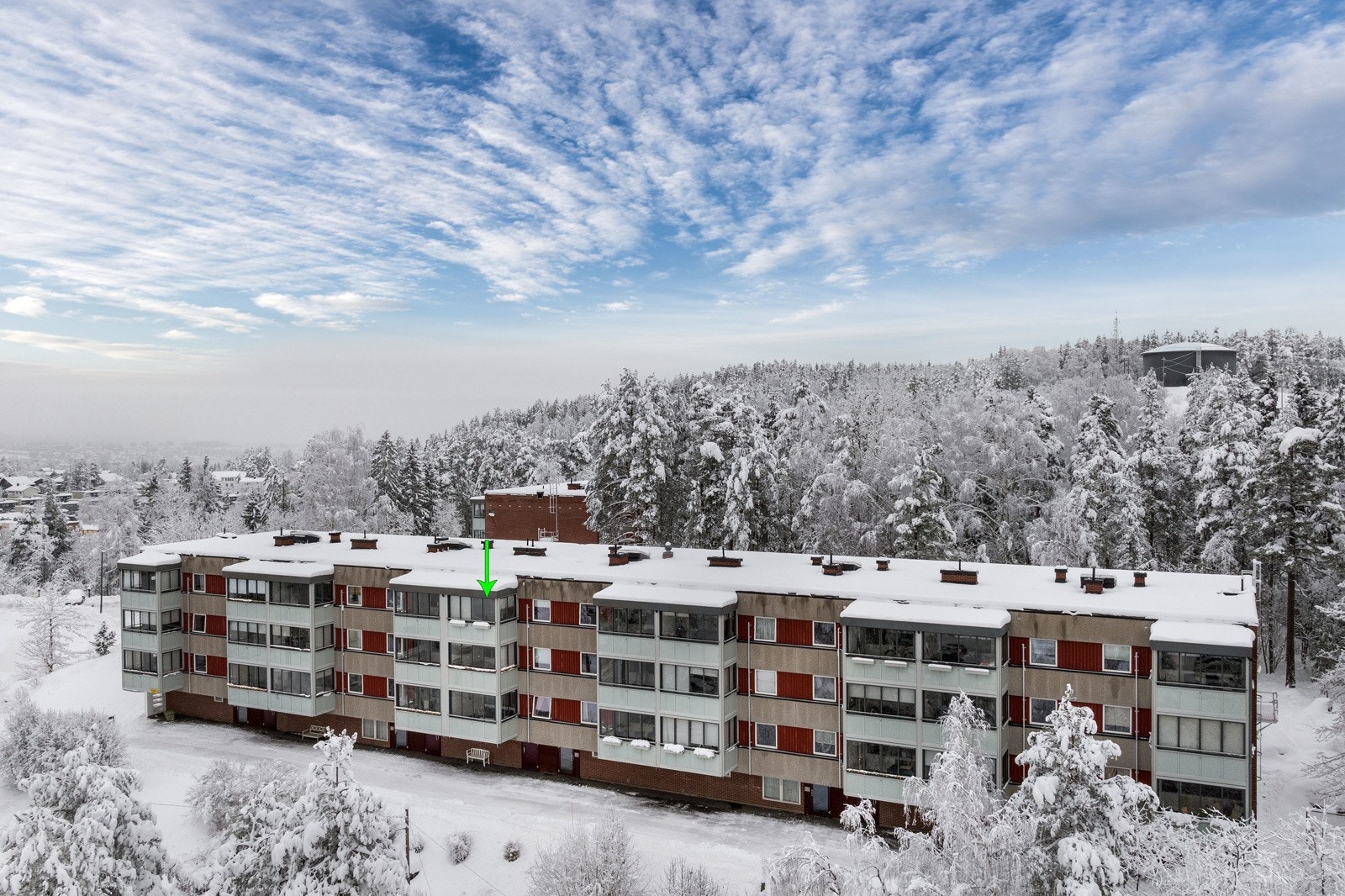 Leiligheten ligger på en felles festet tomt for borettslaget på 47.153 kvm. Tomten er pent opparbeidet med store grøntarealer, lekeplasser, asfalterte internveier og parkeringsarealer, og grenser i bakkant mot flott friområde. Galleribilde