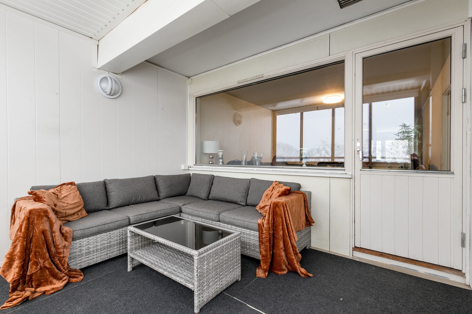 Fra stuen er det utgang til en sydvendt, innglasset balkong på ca. 10 kvm, hvor man kan nyte late dager og sene kvelder. NB: Bildet viser tilsvarende naboleilighet. Galleribilde