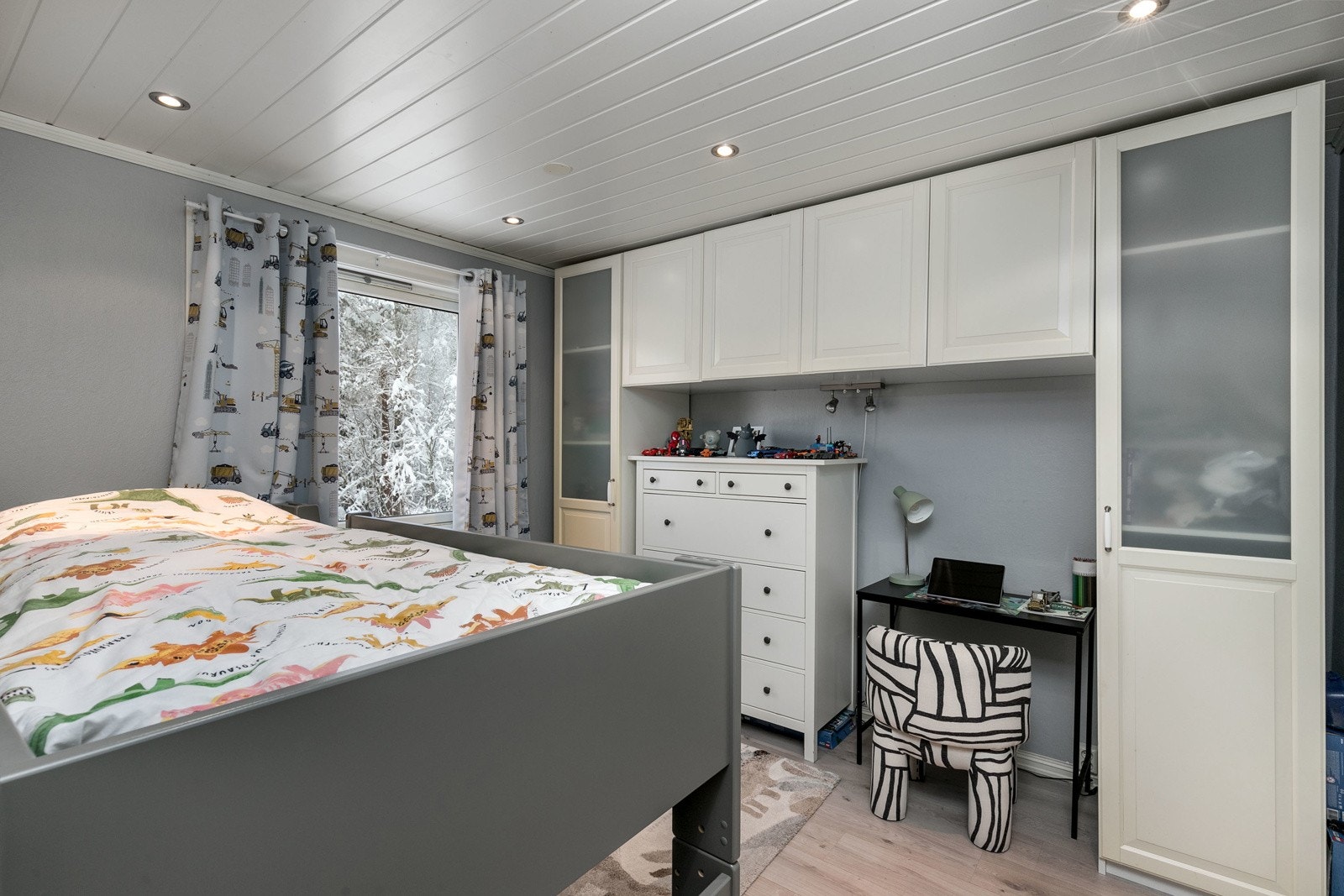 Rommet har rikelig med garderobeskap. Begge soverom har radiatorer som gir effektiv oppvarming. Galleribilde