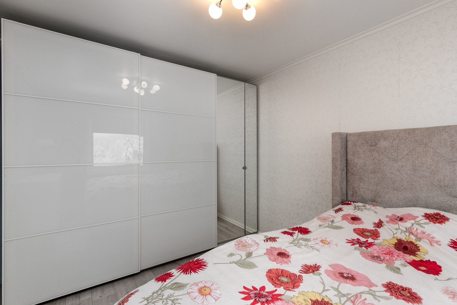 Rommet har rikelig oppbevaringsplass med stor skyvedørsgarderobe. Galleribilde