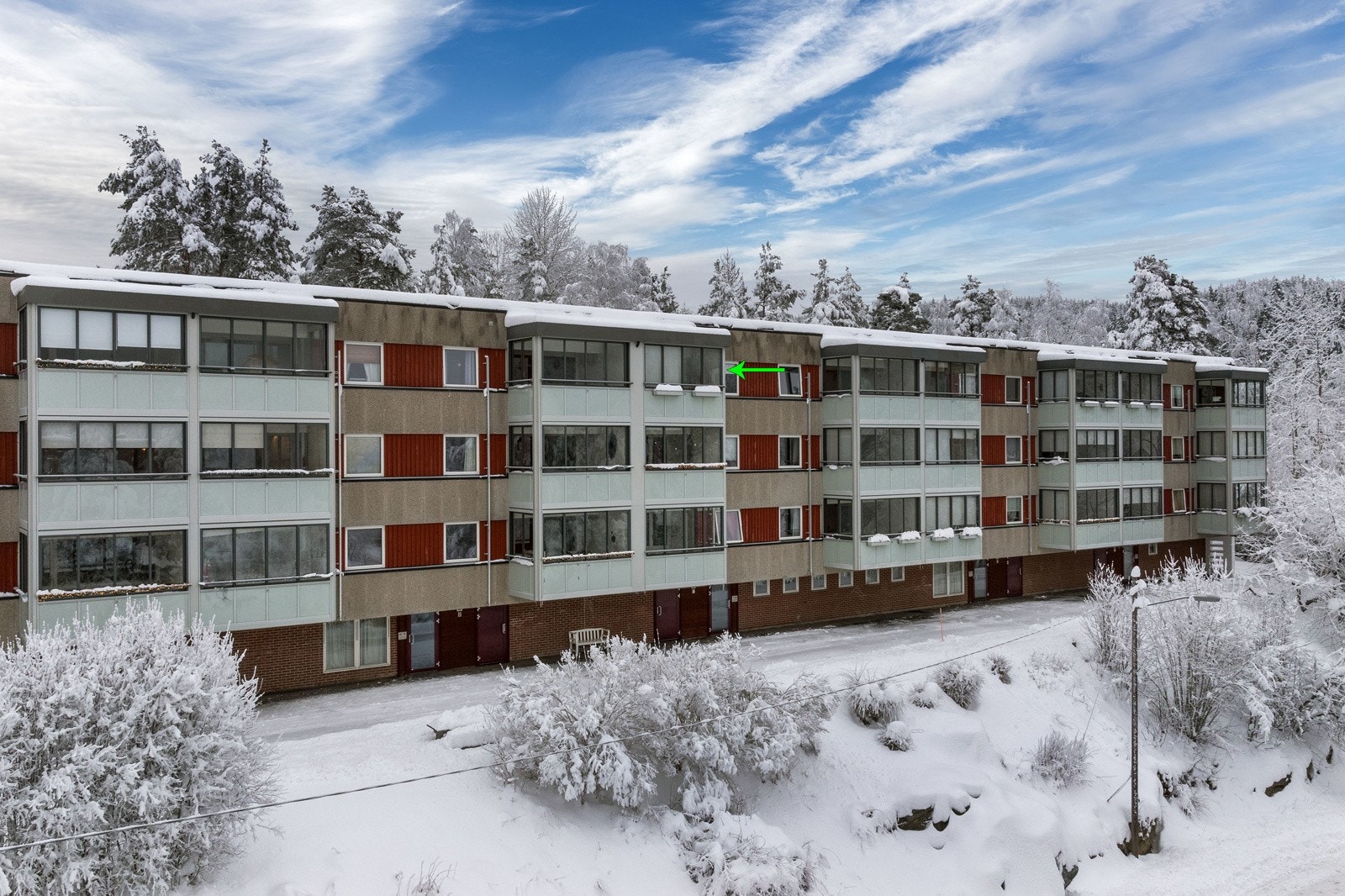 Velkommen til en lys og tiltalende 3-roms toppleilighet på Løvenstad, beliggende i et svært attraktivt og barnevennlig område med kort vei til skoler, barnehager, dagligvarebutikker og flotte turområder. Galleribilde