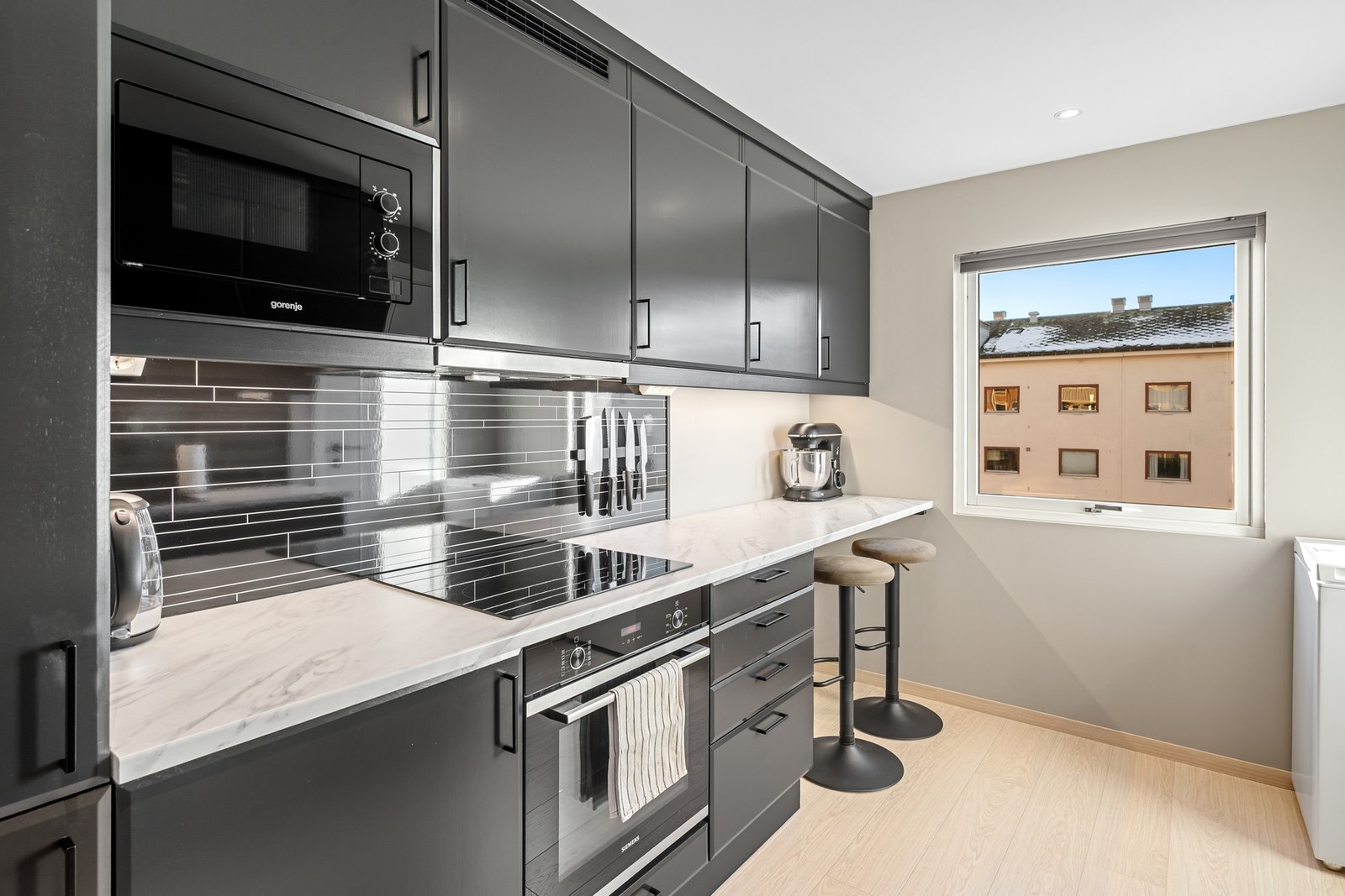 Kjøkkenet har integrerte hvitevarer som medfølger handelen. Galleribilde